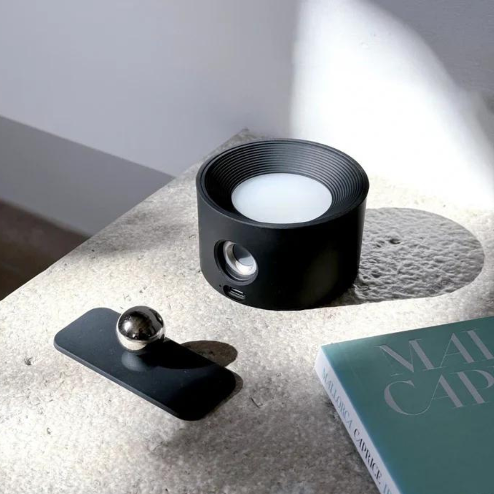 Illumination Élancée – Matte Black LED Table Lamp 1