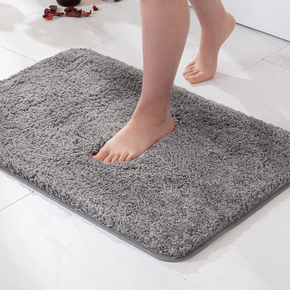 Plush Grey Microfiber Bathroom Floor Mat 1
